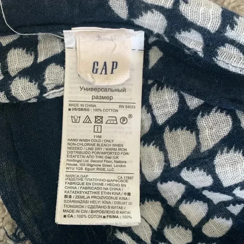 Gap Navy and white pineapple print scarf